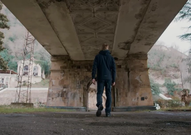 Кадр из сериала. Герой Ивана Березовского стоит под платформой Абаата | Источник: YouTube