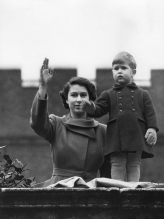 От маленького принца до монарха Британии: история короля Карла в фотографиях