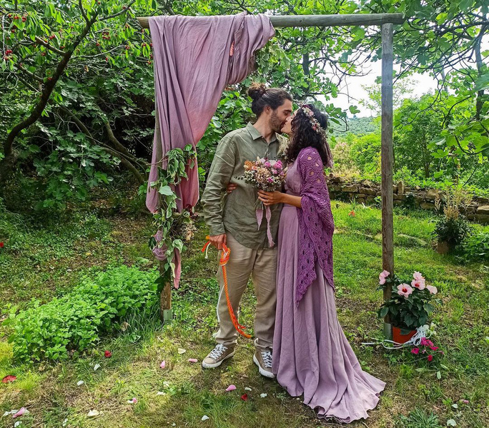 Платье из обрезков и деревянное кольцо: как прошла самая экономная свадьба года — вы точно такую не захотите