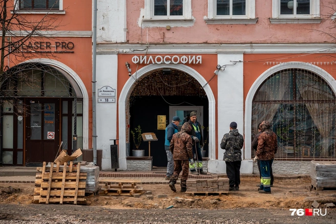 Рабочие что-то обсуждают между собой | Источник: Александр Куренной / 76.RU