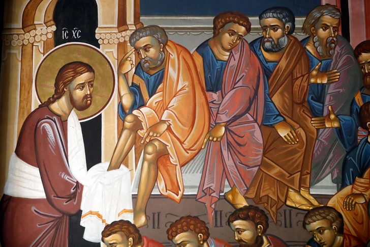 Христос омывает ноги учеников. Настенная роспись. Православная церковь Кирилла и Мефодия. Любляна, Словения | Источник: godongphoto/Shutterstock/Fotodom.ru