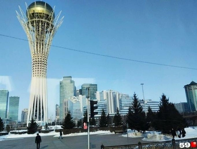 Башня «Байтерек» похожа на дерево с яйцом наверху | Источник: Ольга Якунчева / 59.RU