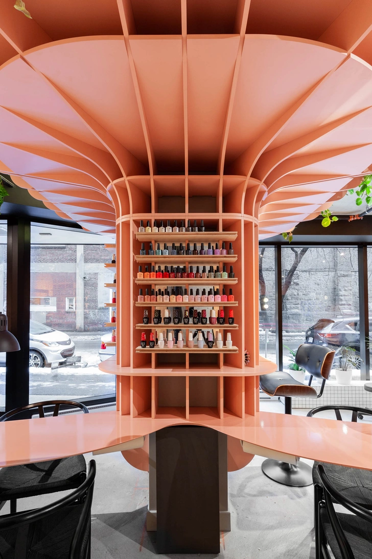 Pink pillar draws focus at Hideout beauty salon by Ménard Dworkind (фото 1)