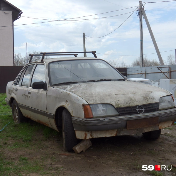 Так выглядит Opel после нескольких лет на стоянке под открытым небом под «ответственным хранением» | Источник: Кирилл Хафизов / 59.RU