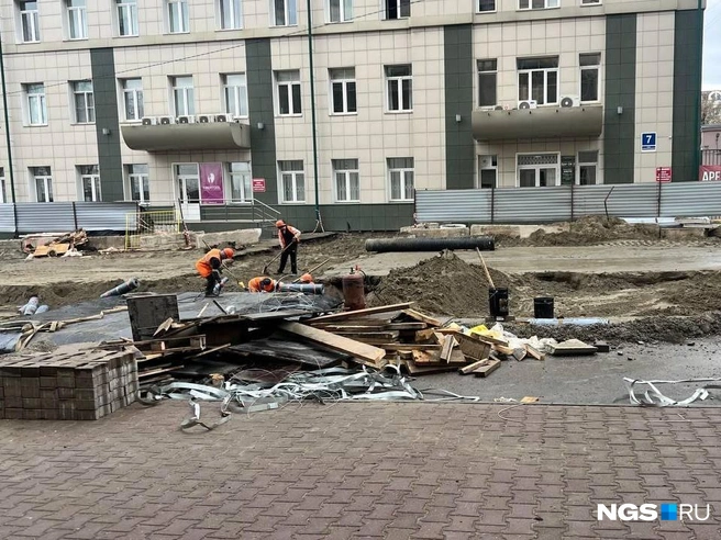 Объект на Комуннистической выглядит так, что до завершения работ ещё очень далеко | Источник: Настасья Медведева / NGS.RU