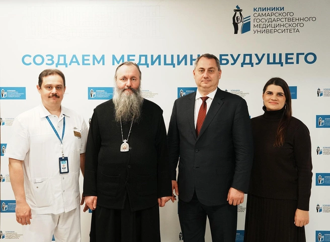 Ректор вуза и митрополит Феодосий считают, что новый памятник напомнит юным врачам о вечных гуманистических ценностях | Источник: пресс-служба СамГМУ
