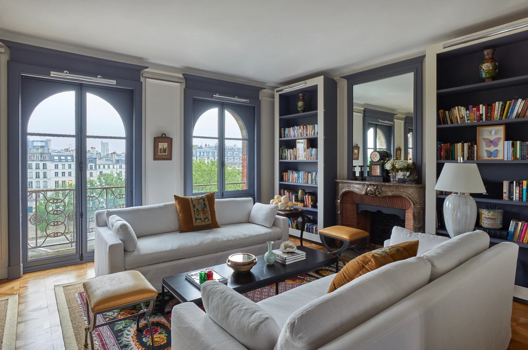 Гостиная. Декор найден на парижском блошином рынке. Гобеленовые подушки XIX века. Панно с бабочками, Deyrolle. Ковры с вышивкой датируются 1930 годом — в тот же период было построено здание, в котором находится квартира. Гравюры XIX века с изображением Наполеона. На стенах краска, Farrow and Ball. | Источник: Фредерик Вассер