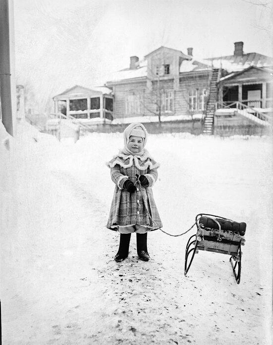 Малышка с санями у Ботанического дома (1900–1922 гг.) | Источник: pastvu.com 