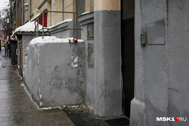Мемориальная доска в память о журналистке Анне Политковской была уничтожена | Источник: Артем Устюжанин / MSK1.RU