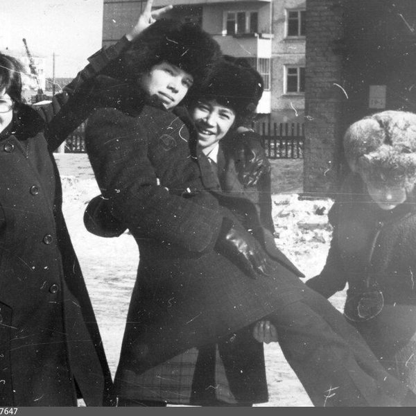 Приталенные силуэты тоже пользовались популярностью | Источник: pastvu.com