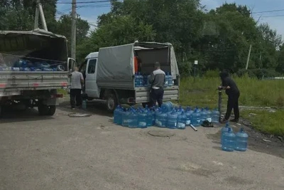 Жители Свободного незаконно набирают воду из колонки для коммерции