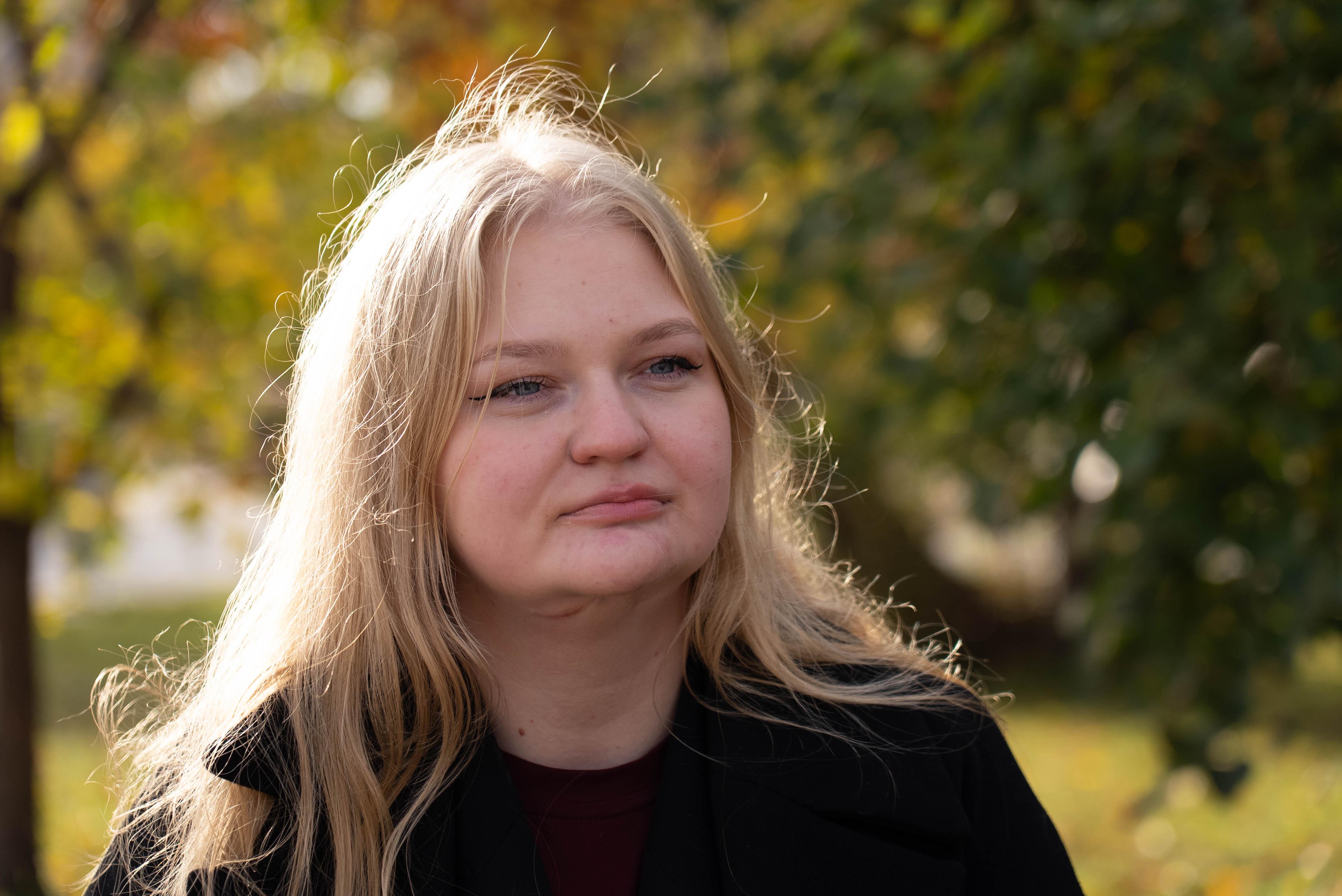 Сломана спина, раздроблены кости. 14-летняя девочка упала в шахту лифта с высоты пятого этажа: спустя 10 лет она ходит и даже танцует