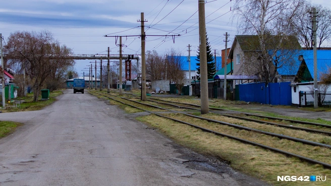 Все дороги здесь в глубоких выбоинах и мусоре | Источник: Лера Городецкая / NGS42.RU
