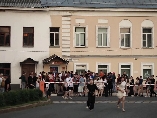 В перерывах болельщики брали прохладительные напитки — продавцы в ближайшем супермаркете работали без остановки | Источник: Александр Куренной / 76.RU 