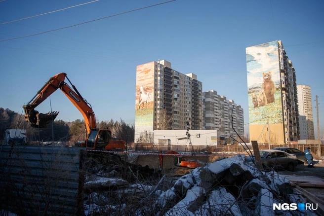 «Ни социальных учреждений, ни дорог»: жители Вилюйской вышли на пикет против строительства новой высотки — чем они недовольны