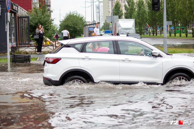 Местами ливневки в городе совсем не справляются с потоками дождевой воды. Вы только посмотрите, какие тут волны  | Источник: Павел Красоткин / 72.RU