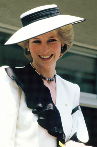 1986Леди Ди в черно-белом наряде в туре по Японии 11 мая 1986 года.