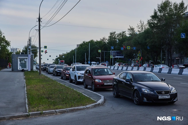 Автомобили в регионах выстраиваются в очередь за бензином | Источник: Александр Ощепков / NGS.RU