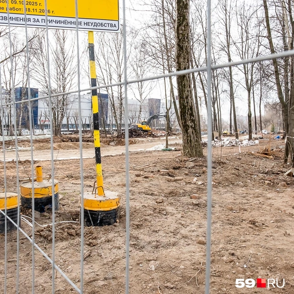 В кадр попал информационный щит с надписью о том, что работы завершат 18 ноября 2026 года | Источник: Василина Любимова / 59.RU