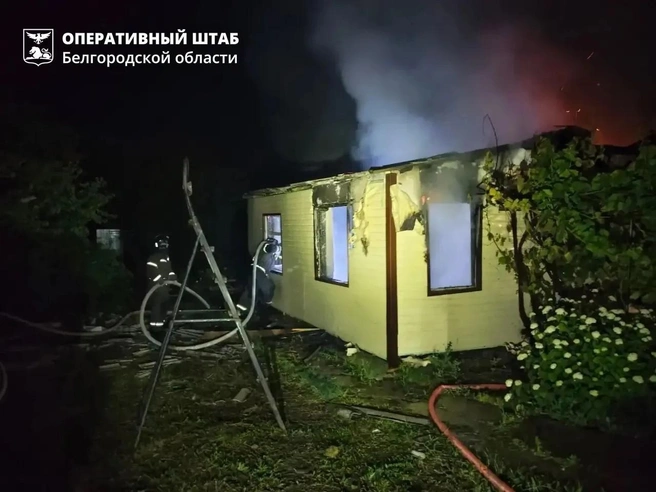 При ударе беспилотника по этому дому в селе Малакеево погиб мужчина, его супруга ранена | Источник: Оперштаб Белгородской области / max.ru