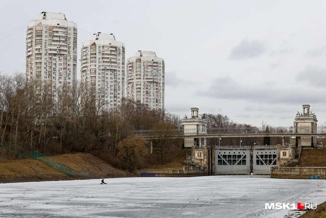 Возле шлюза канала имени Москвы можно рыбачить | Источник: Артем Устюжанин / MSK1.RU