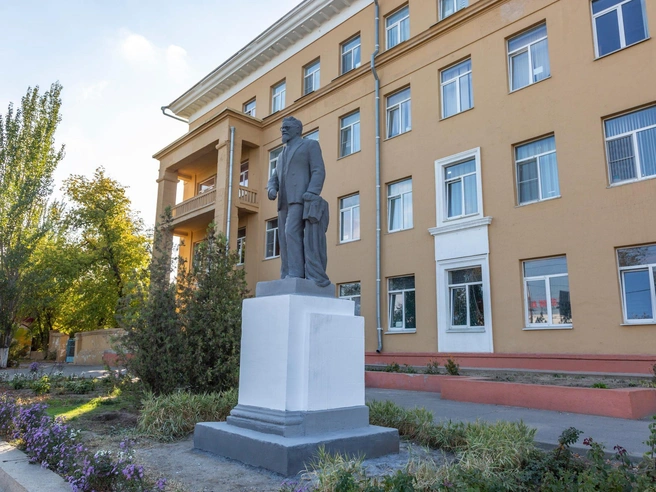 У Михаила Калинина появились очки, а вот табличка пока не появилась | Источник: Константин Завриков / V1.RU