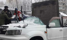 Во Владивостоке на машину упала бетонная плита, и эпичность этого видео может затмить только хладнокровие водителя