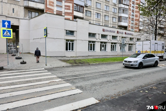 Бросать тут машину все-таки не стоит — есть и сплошная, и пешеходный переход | Источник: Михаил Шилкин