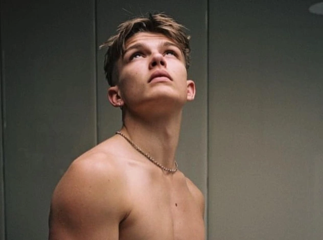 Кто этот парень, который танцует как бог в промо мужской коллекции Saint Laurent?