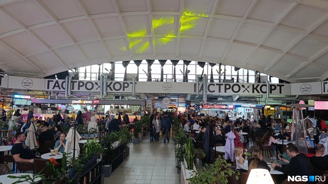 Семье Ракшиных в Новосибрске принадлежит Центральный рынок с одним из самых больших фуд-моллов в России | Источник: Стас Соколов / NGS.RU