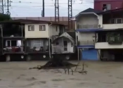 Люди тонут, машины сносит потоком, отключены свет и водоснабжение. В Сочи катастрофический потоп