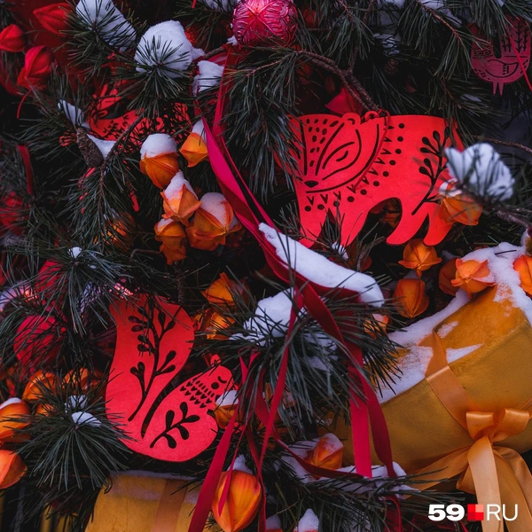 Фигурки зверей в ветвях напоминают о коми-пермяцких мотивах | Источник: Тимофей Калмаков / 59.RU