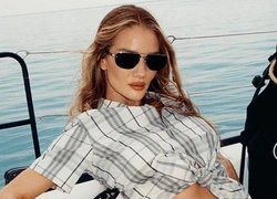 Роузи Хантингтон-Уайтли для Burberry. Летний этюд в шести фото