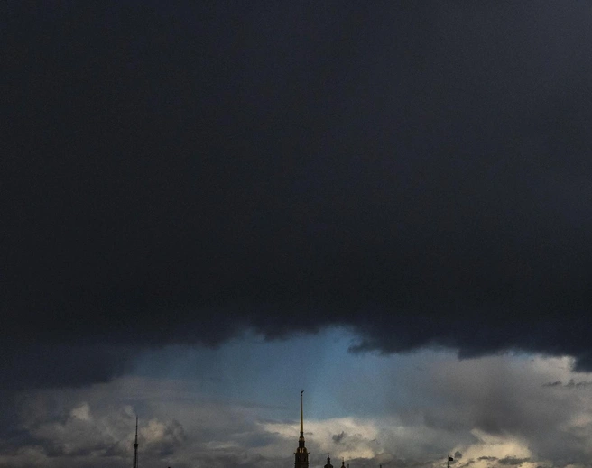 Пожар, закрытое небо и отсутствие связи. Что известно об атаке БПЛА в Ленобласти