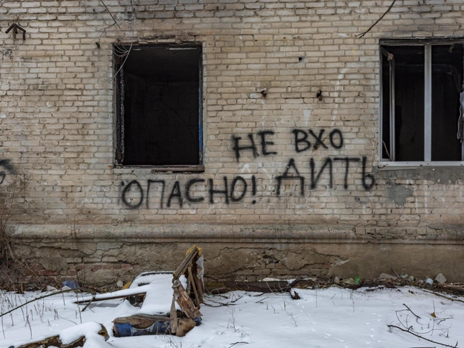 На входе в разграбленные, замусоренные и неоднократно горевшие помещения висит предупреждение об опасности. | Источник: Константин Завриков / V1.RU
