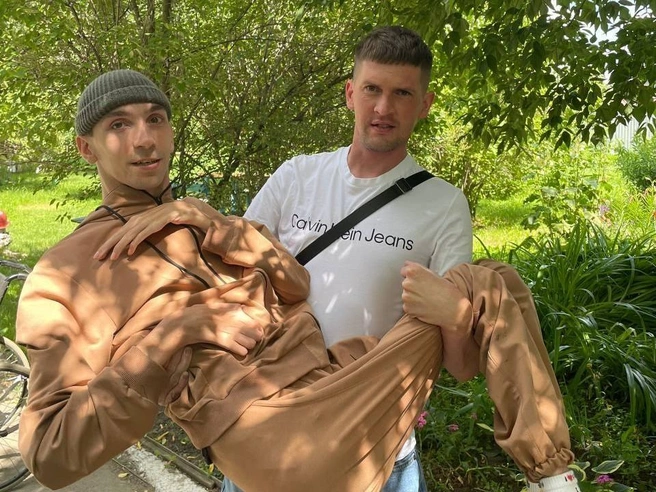 Илью на руках держит друг Денис. Именно он первым бросился в воду, добрался до Ильи Коновалова, взял его на руки, вынес на берег и тем самым спас | Источник: Без границ / t.me