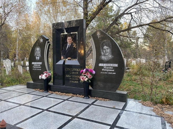Чиновник в окружении своих родителей | Источник: Ирина Господаренко / NGS22.RU