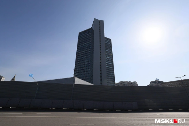 В Москве огородили дом-книжку на Новом Арбате — скоро здесь появится новый небоскреб-свиток | Источник: Артем Устюжанин / MSK1.RU