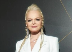 68-летняя Лариса Долина устроила пляжную фотосессию на Мальдивах
