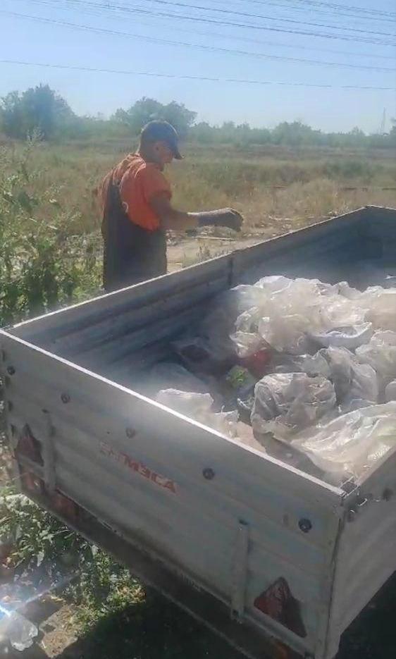 В Волгограде водитель «Нивы» вывалил бутылки с просроченным пивом на землю — видео