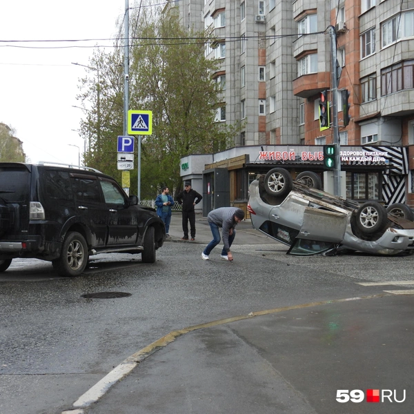 Toyota ехала по улице 25 Октября, а&nbsp;Mitsubishi&nbsp;— по 1-й Красноармейской | Источник: Кирилл Хафизов / 59.RU