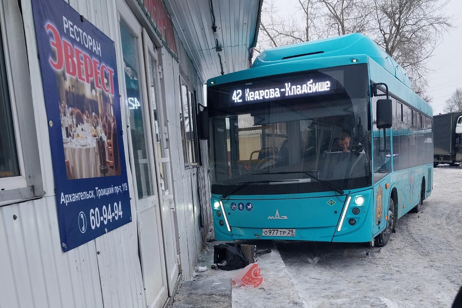 Новый автобус въехал в павильон в Соломбале: подробности ДТП в Архангельске  12 февраля - 13 февраля 2023 - 29.ру