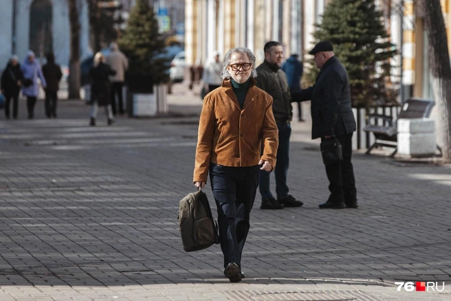 Стиль вне возраста. Укороченная куртка с отложным воротником&nbsp;— отличная идея для весны | Источник: Артем Бауман / 76.RU