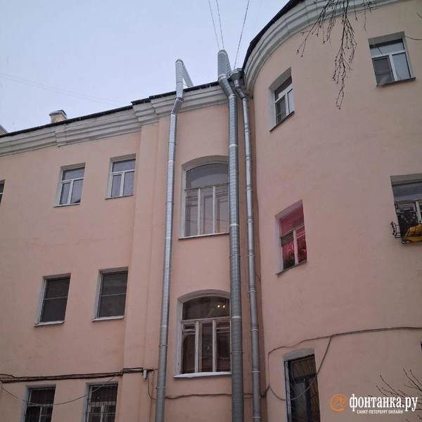 Воздуховод ресторана затрагивает общее имущество дома. С этим согласны не все | Источник:  Анна Мотовилова / «Фонтанка.ру»