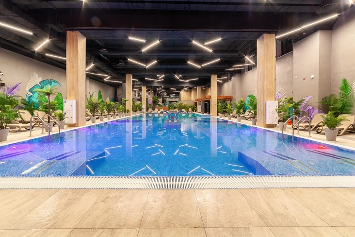 Сертификат в ТермолэндСертификат в Термолэнд — тот случай, когда вы дарите не просто спа-день, а передышку от повседневной гонки. Такой подарок точно оценит женщина с любым ритмом жизни: тот, кто постоянно в делах, заботится о семье или просто любит формат осознанного отдыха. Получательница сама выберет свой вариант релакса — термальные бассейны, парные, хаммам, spa-программы или уход в бьюти-зоне — и сможет использовать сертификат в удобный день в течение года.