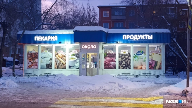 Павильон на улице Новогодней, где недавно появилась вывеска «ОКОЛО» | Источник: Стас Соколов / NGS.RU