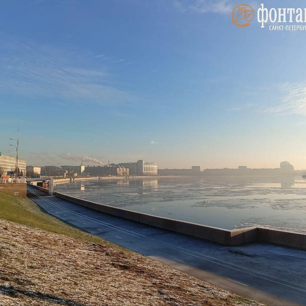 Красочный зимний закат заметили в Петербурге | Источник: читатель «Фонтанки»