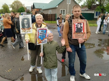 «Шагают в ряд с портретами в руках потомки победителей в войне» | Источник: Владислав Митрошин / 56.RU