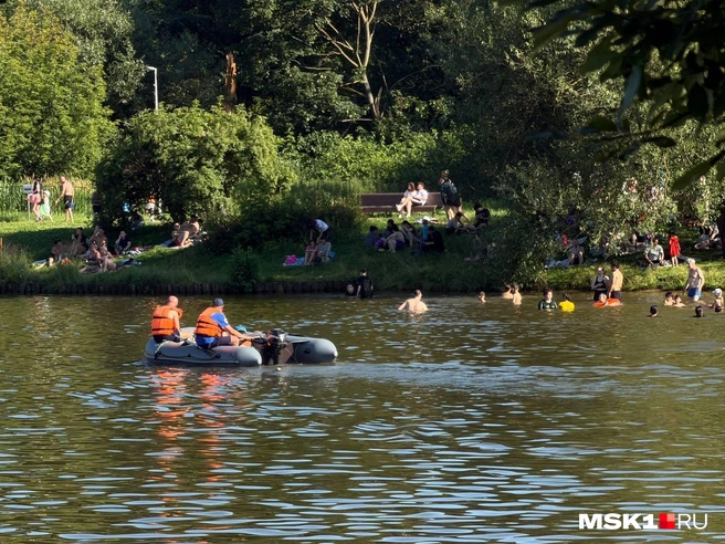 За купающимися следят спасатели в жилетах | Источник: Вера Борисова / MSK1.RU