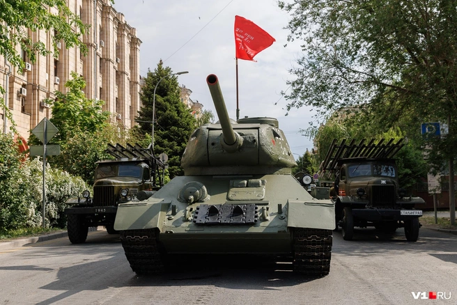 Без Т-34-85 уже давно не обходится ни один парад Победы в Волгограде | Источник: Алексей Волхонский